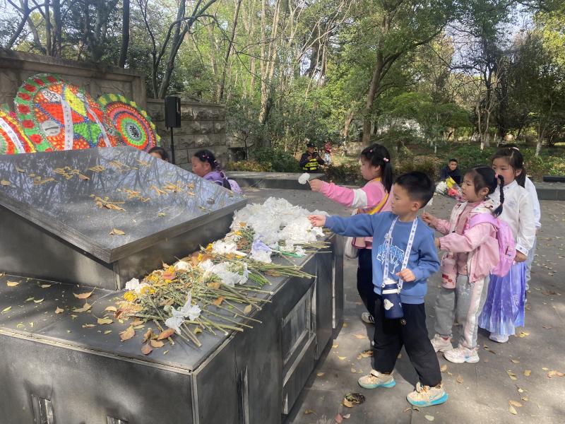 为烈士们送上小白花.JPG 为烈士们送上小白花.JPG